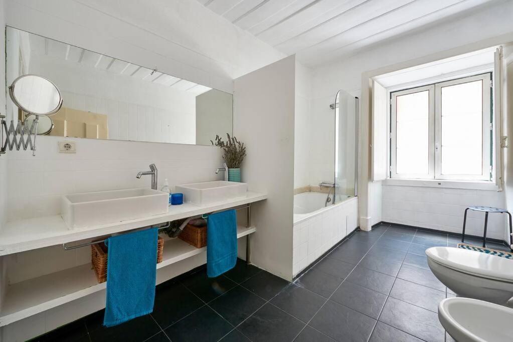 Stunning Apartment Near Chiado Lisboa Екстериор снимка